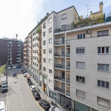 Via Santa Croce 1 * Milánó